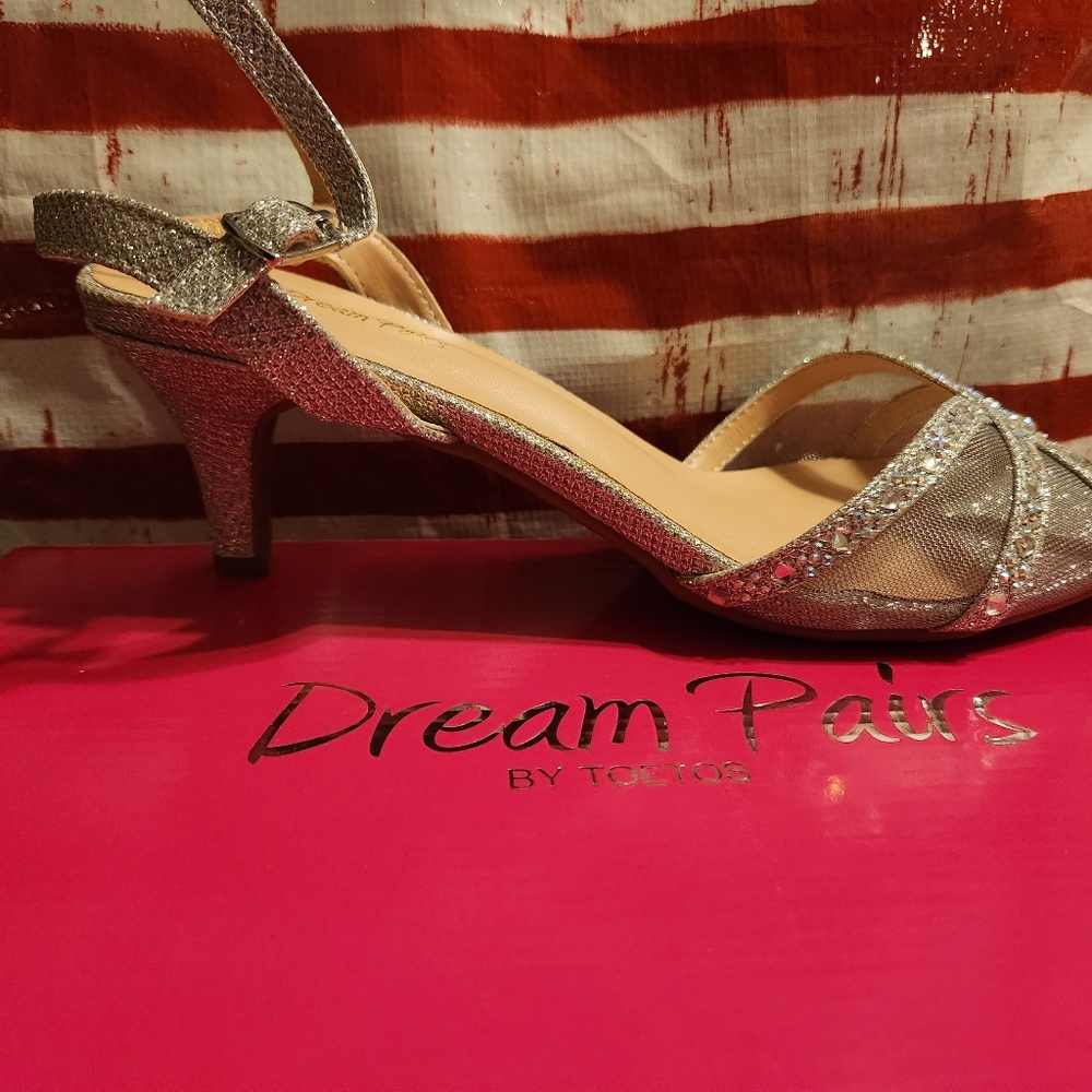 Ladies size 9 silver open toed heels sandals - Dream Pairs by Toetos